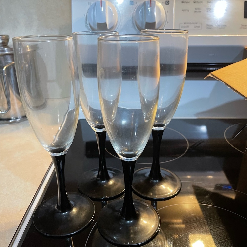 Elegant 4 Black Stem Champagne Flutes n one Black Stem Wine Glass